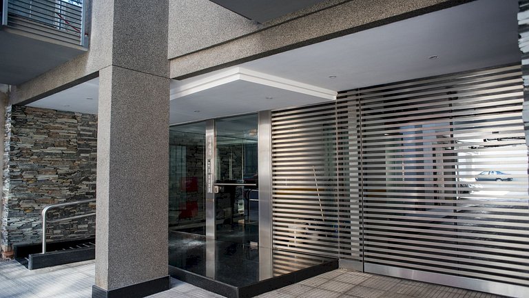 "Sunny Pringles" with pool near H. Italiano