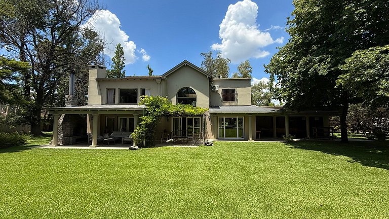 Casa premium en Tigre con parque, pileta y jacuzzi