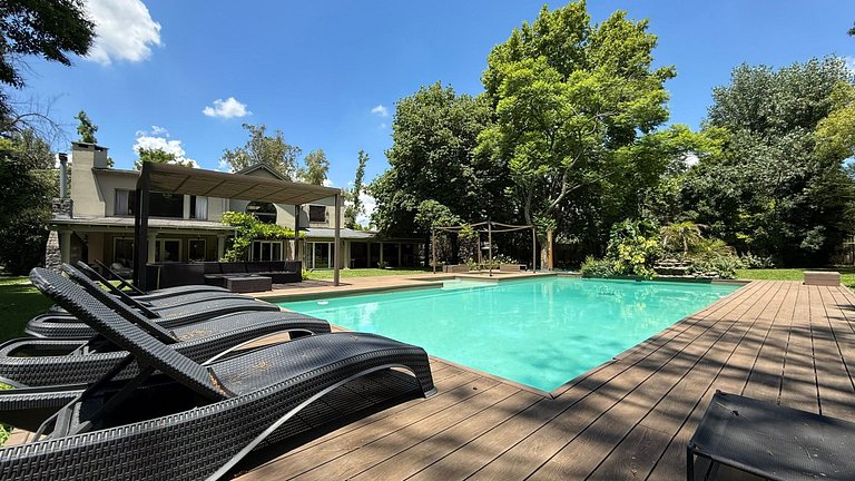 Premium house in Tigre with garden, pool, and hot tub