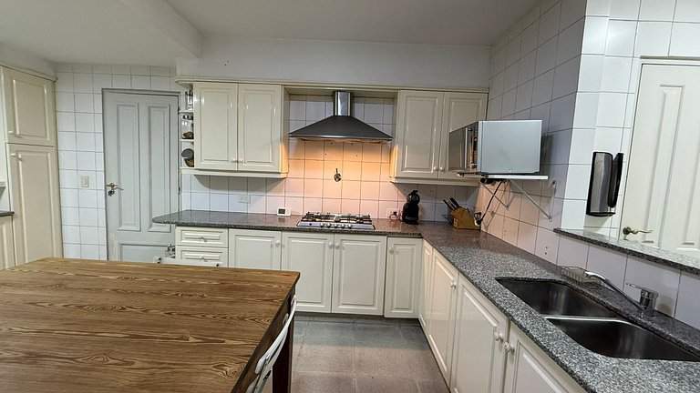 Premium house in Tigre with garden, pool, and hot tub