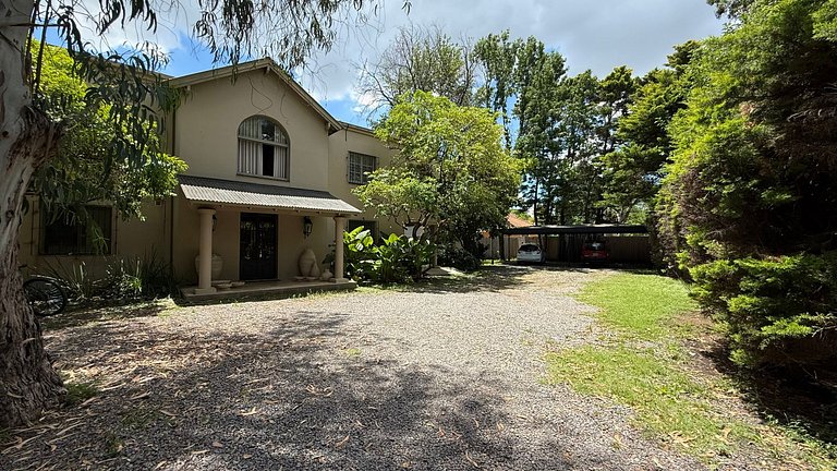 Premium house in Tigre with garden, pool, and hot tub